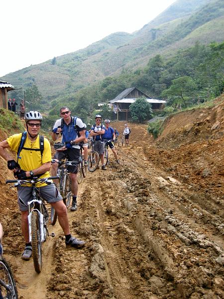 2006-10-26-07-18-46_066 Sapa to ban Vuoc_ road works charging.JPG